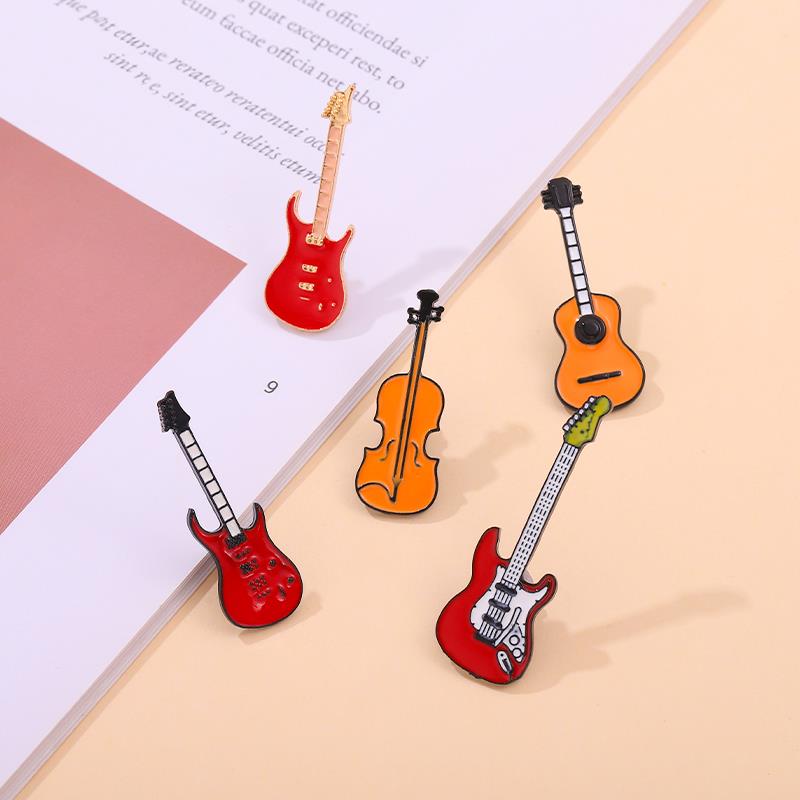 Musical Instruments Cartoon - Szpilki Niestandardowe broszki z gitarą basową